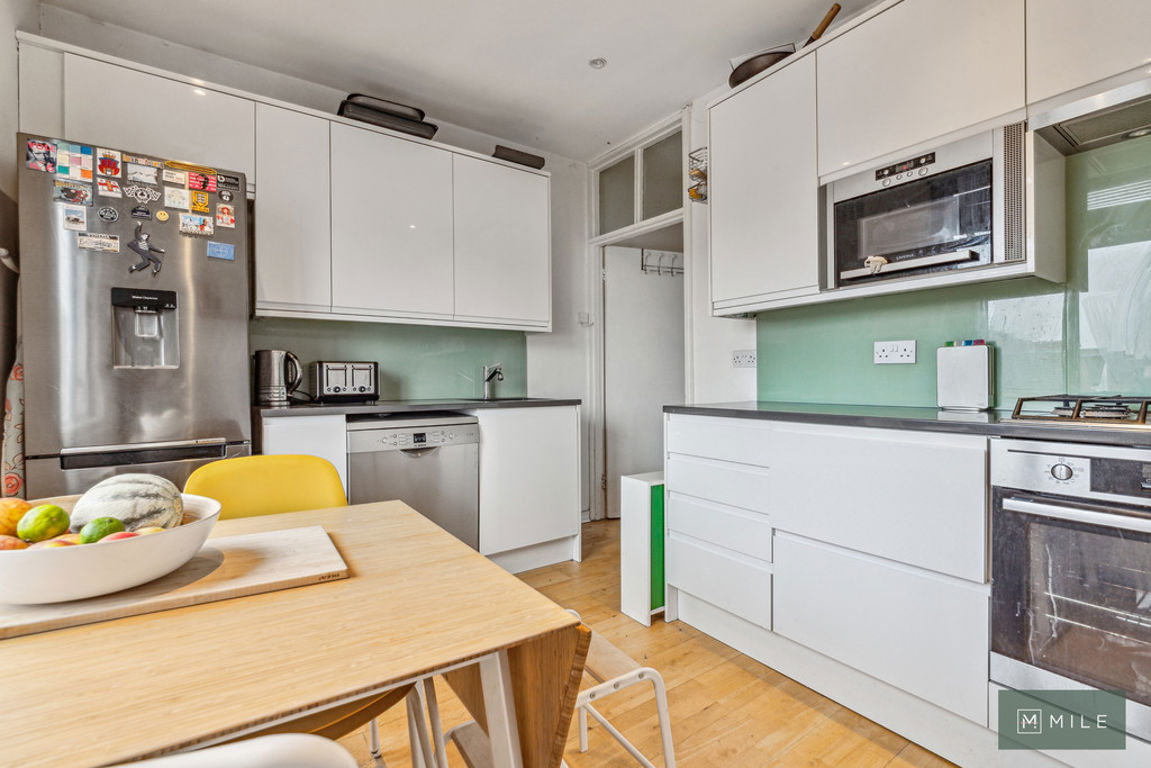 2 bed property in High Road, London