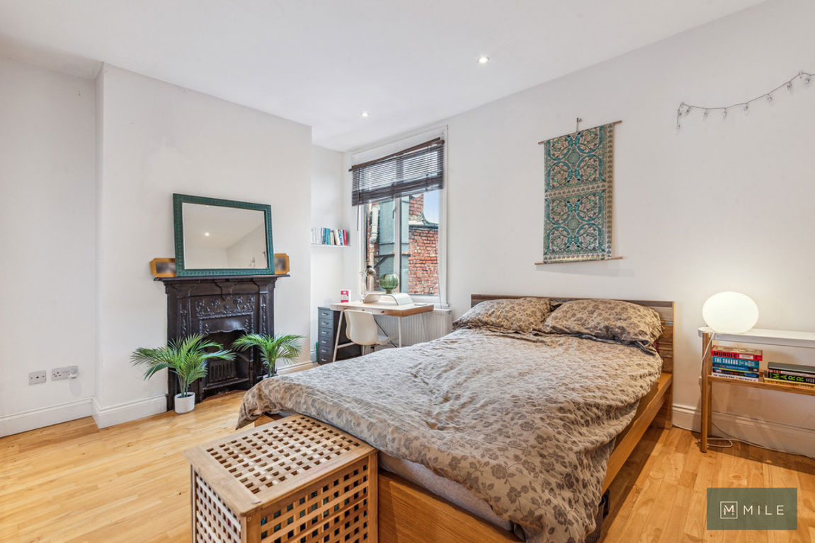 2 bed property in High Road, London