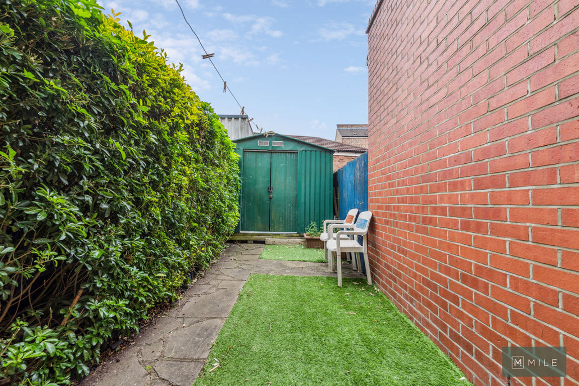 2 bed property in High Road, London