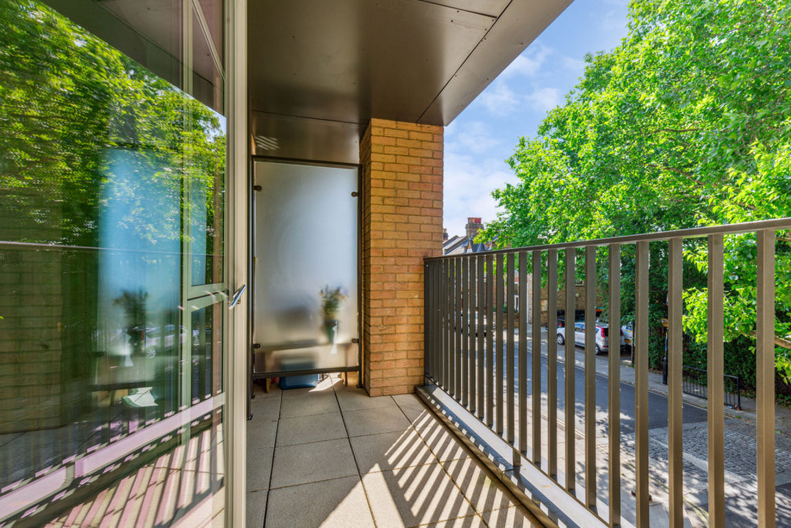 1 bed property in Third Avenue, London