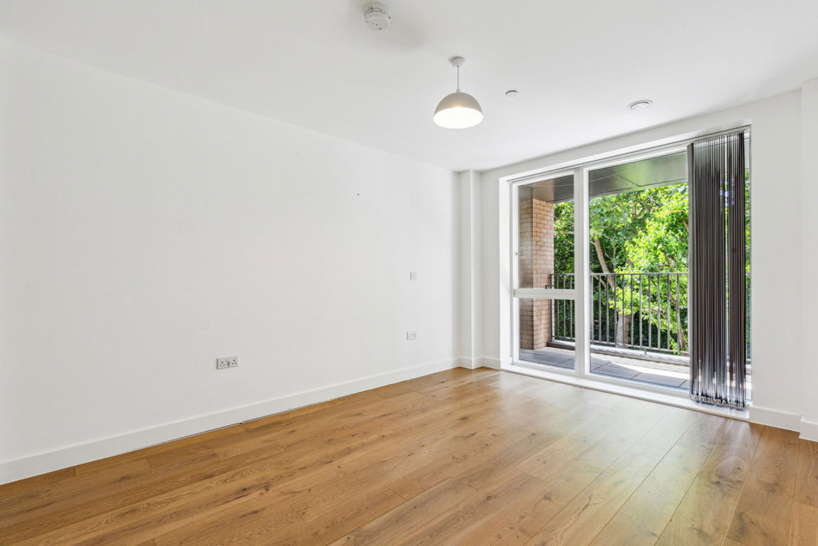 1 bed property in Third Avenue, London