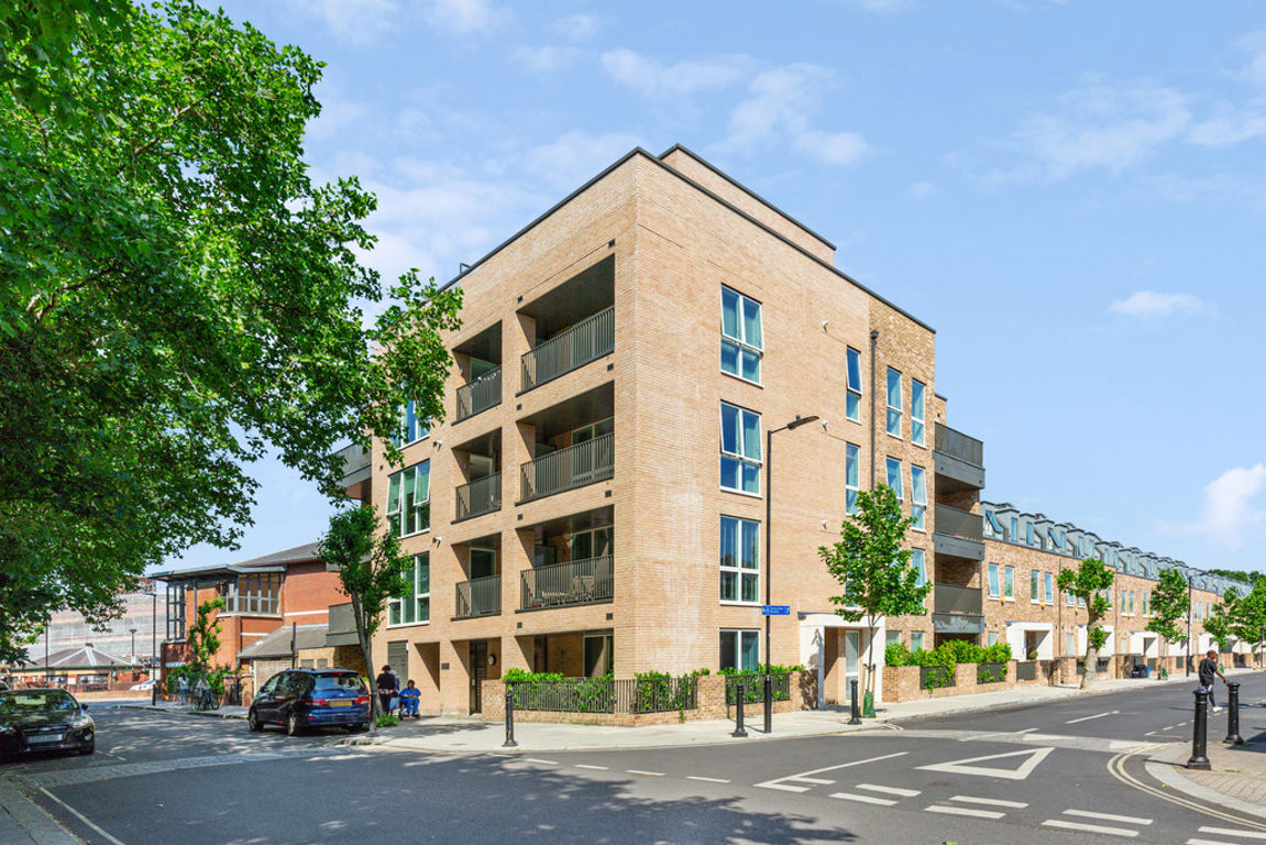 1 bed property in Third Avenue, London