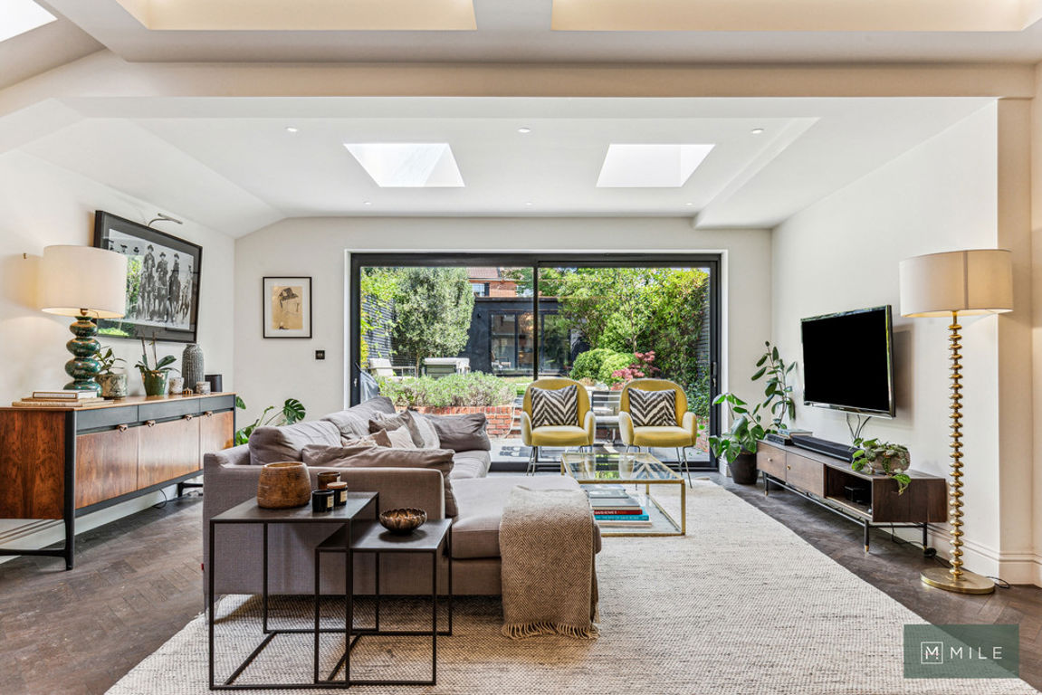 2 bed property in Spezia Road, London