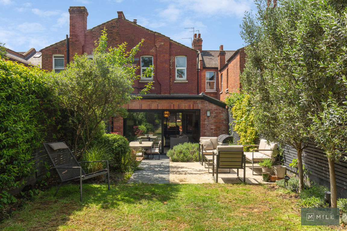 2 bed property in Spezia Road, London