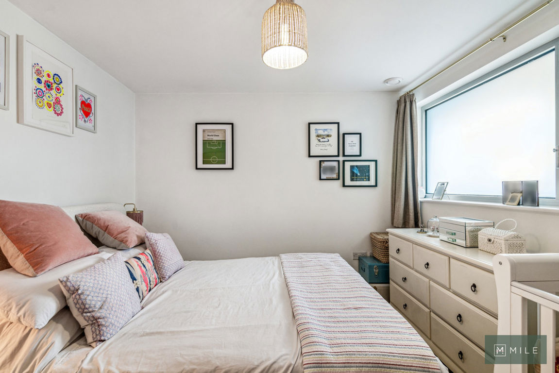 1 bed property in Princess Louise Walk, London