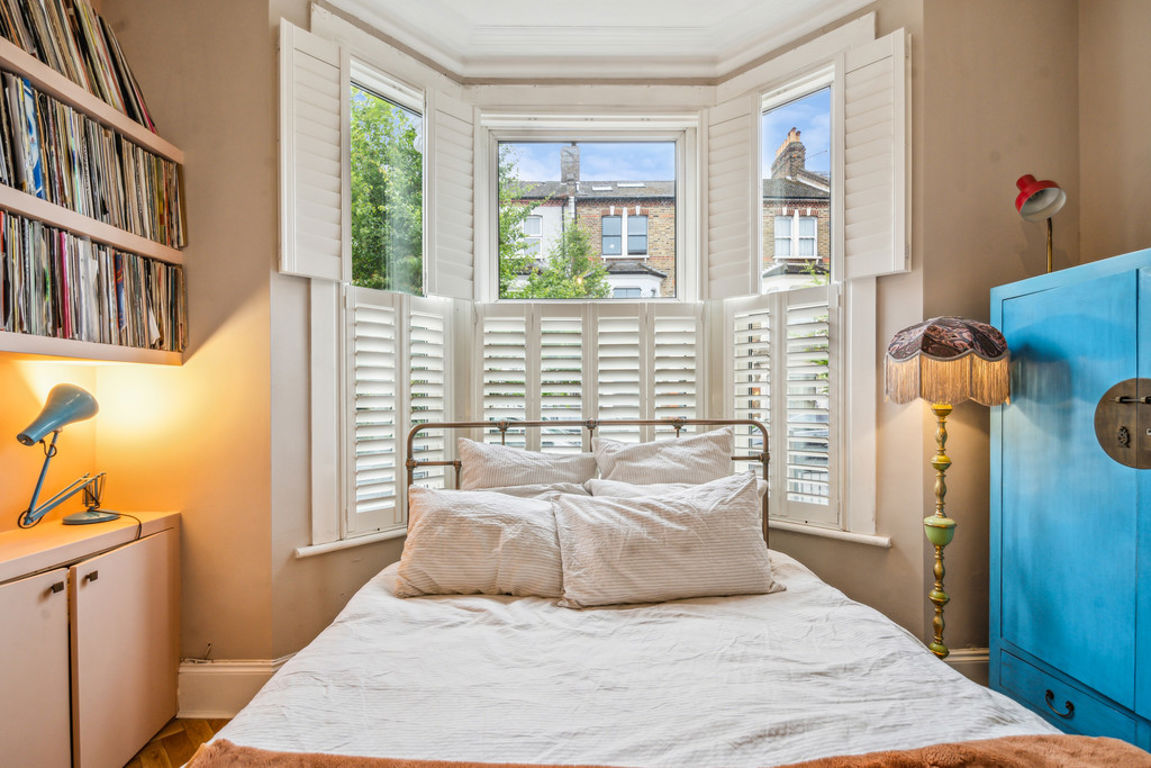 2 bed property in Pember Road, London