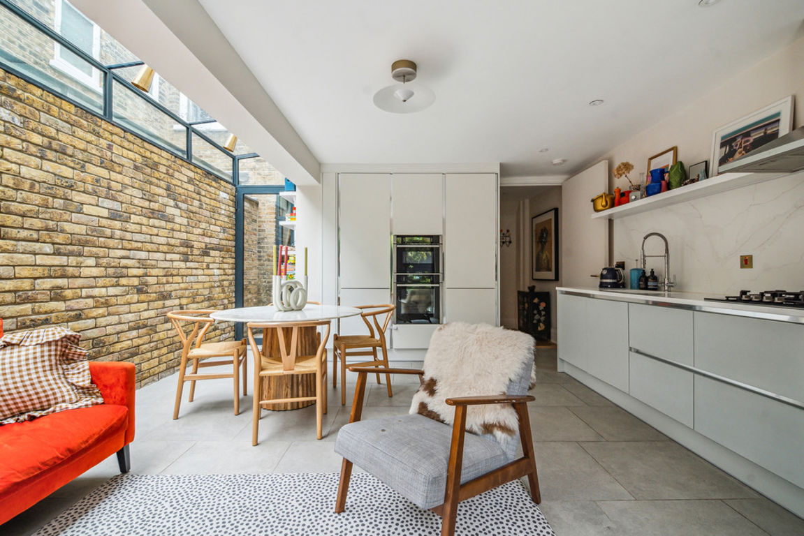 2 bed property in Pember Road, London