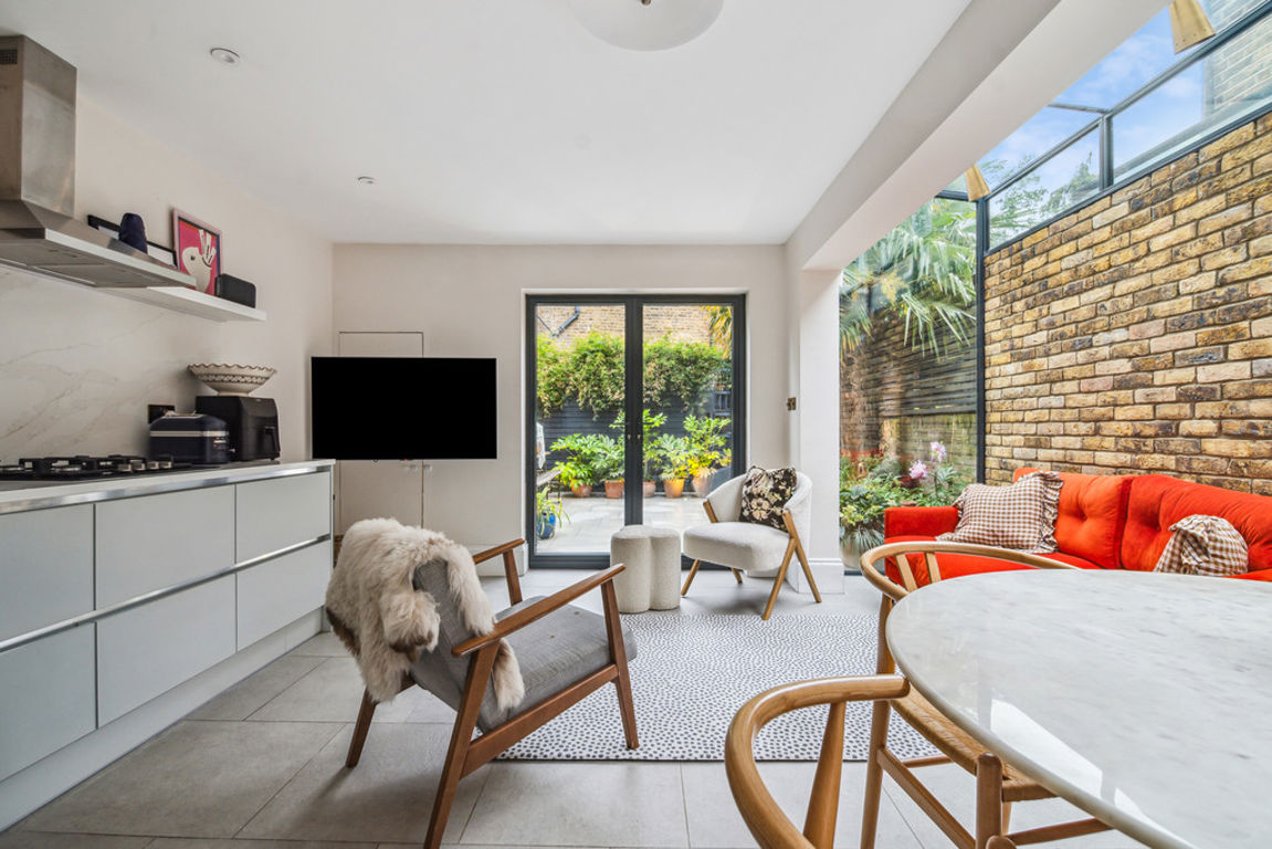 2 bed property in Pember Road, London