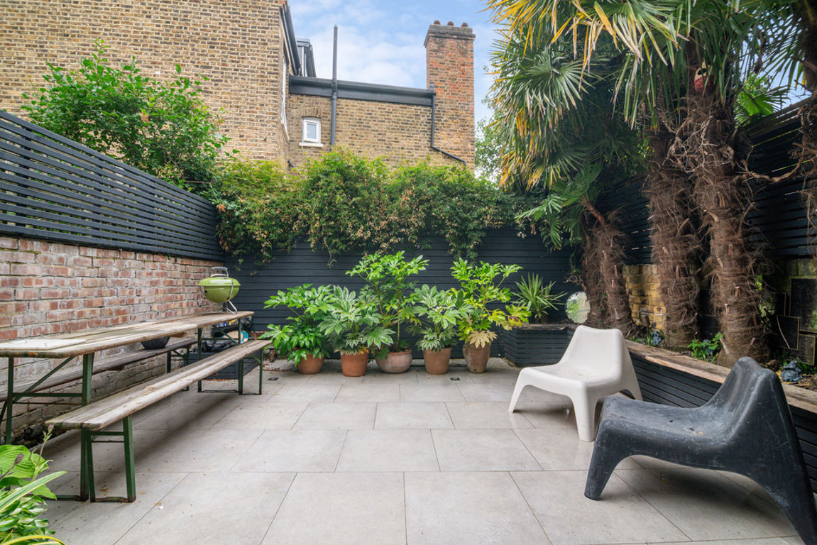 2 bed property in Pember Road, London