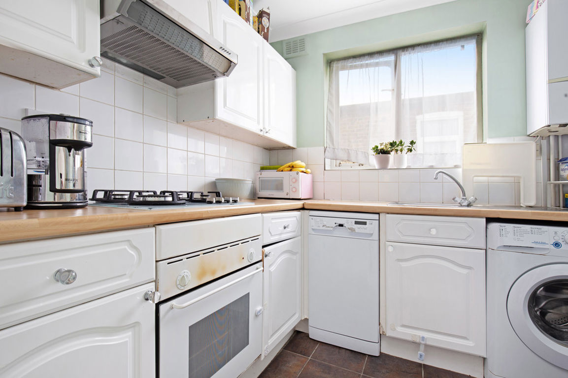 2 bed property in Purves Road, London