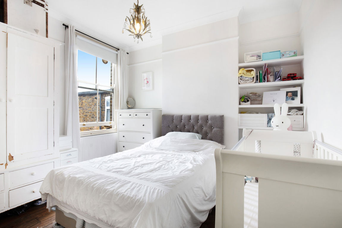 2 bed property in Purves Road, London