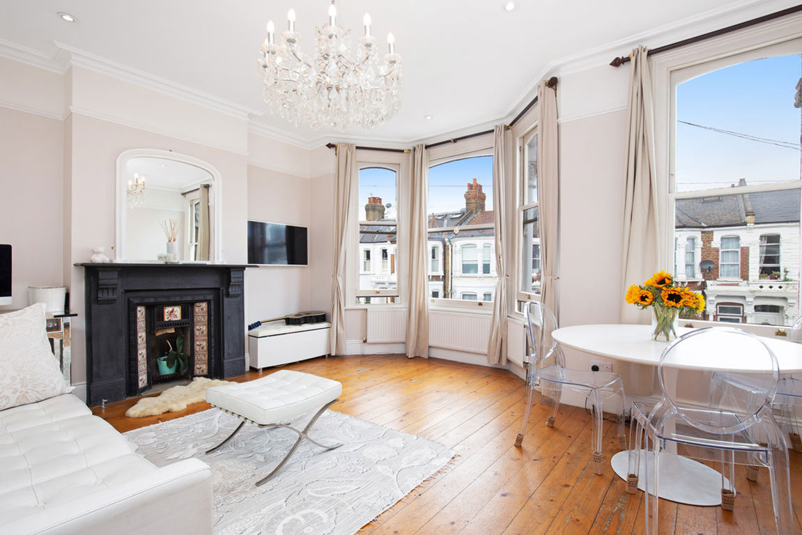 2 bed property in Purves Road, London
