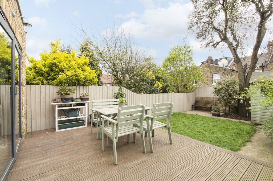 2 bed property in Purves Road, London