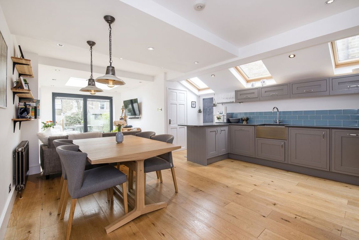 2 bed property in Purves Road, London