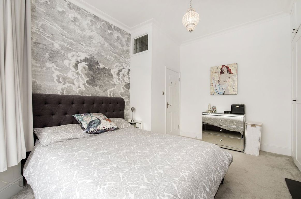 2 bed property in Purves Road, London