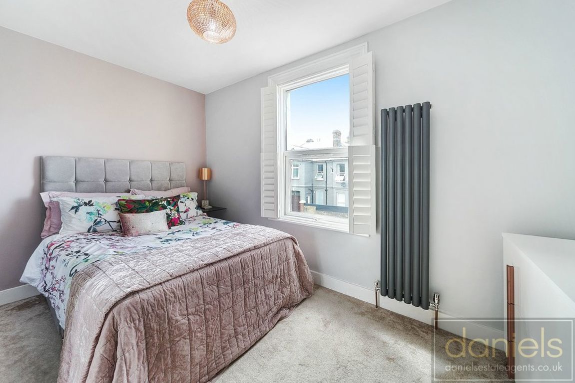 2 bed property in Wrottesley Road, London