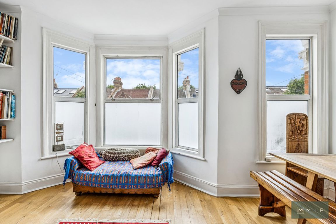 3 bed property in Burrows Road, London