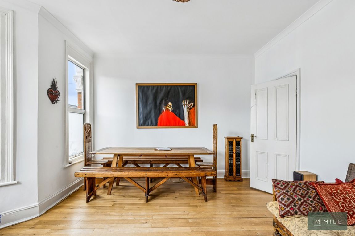 3 bed property in Burrows Road, London