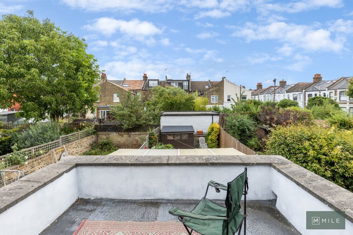 3 bed property in Burrows Road, London