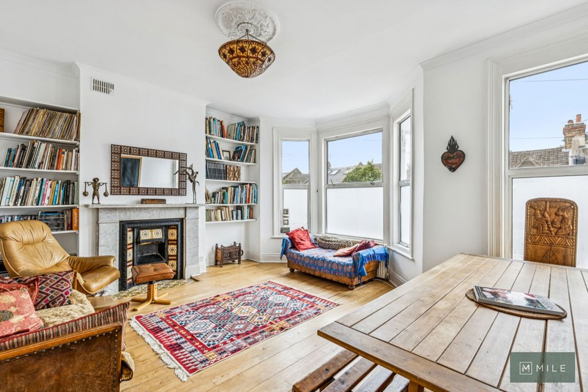 3 bed property in Burrows Road, London
