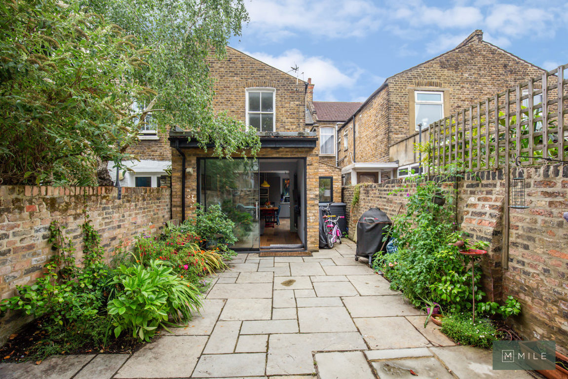 2 bed property in Buchanan Gardens, London