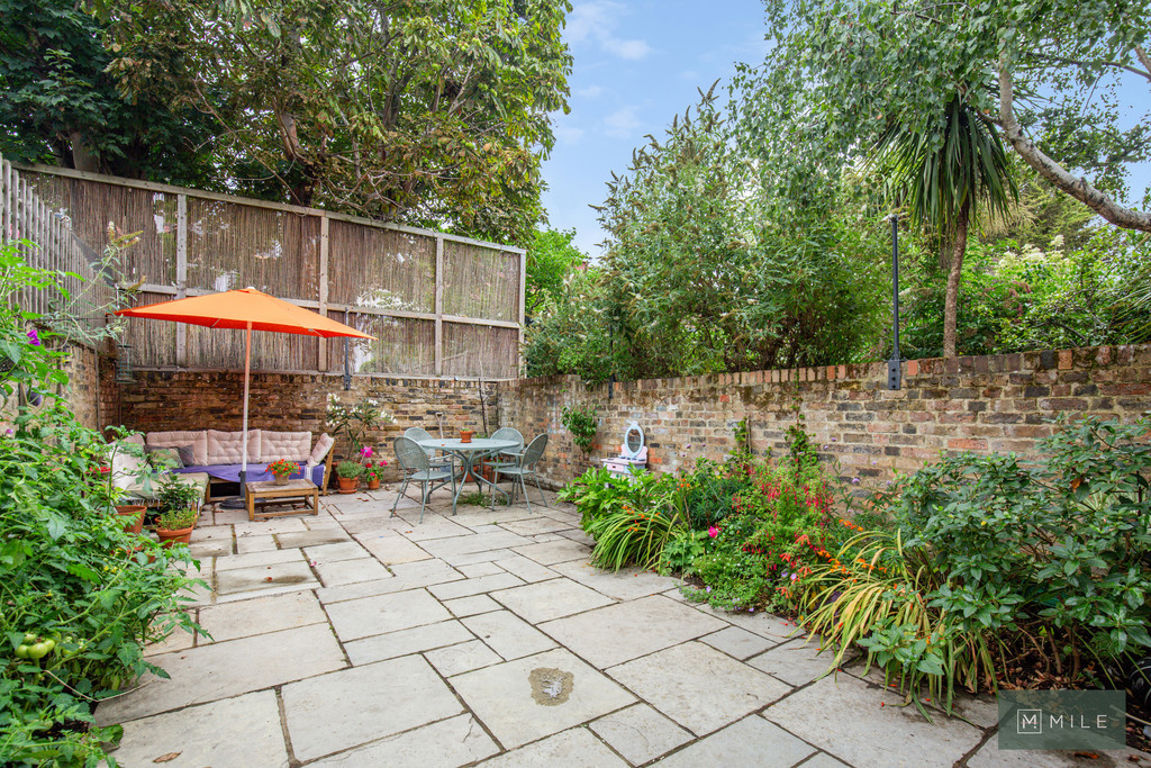 2 bed property in Buchanan Gardens, London
