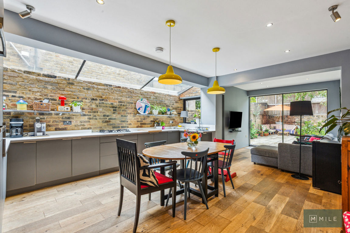 2 bed property in Buchanan Gardens, London