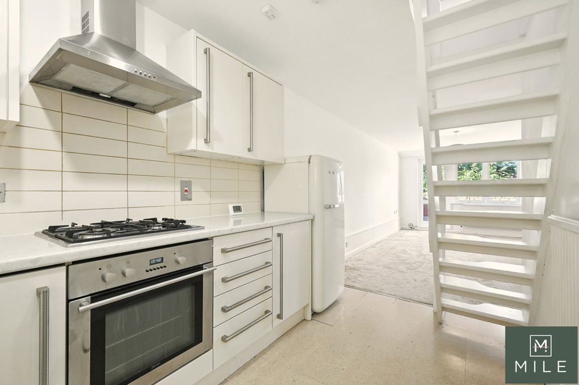1 bed property in St. Laurence Close, London