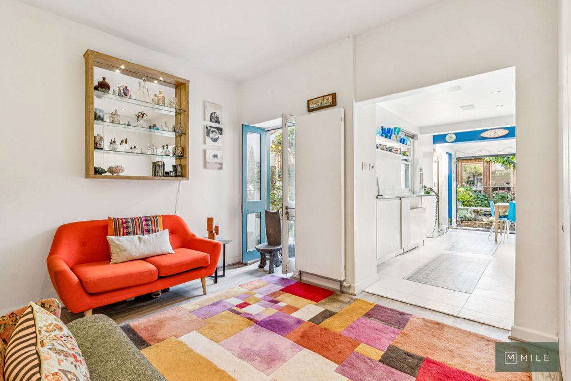 2 bed property in Parkfield Road, London