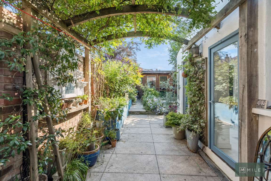 2 bed property in Parkfield Road, London