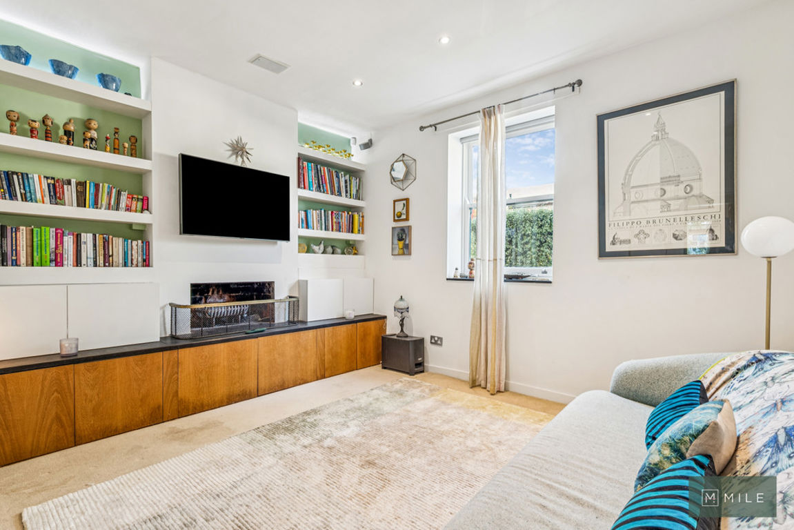 2 bed property in Parkfield Road, London