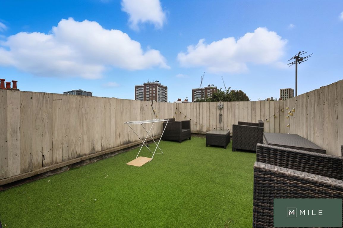 1 bed property in Portnall Road, London