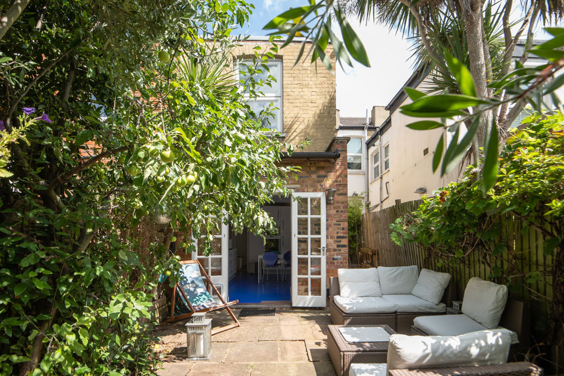4 bed property in Churchill Road, London