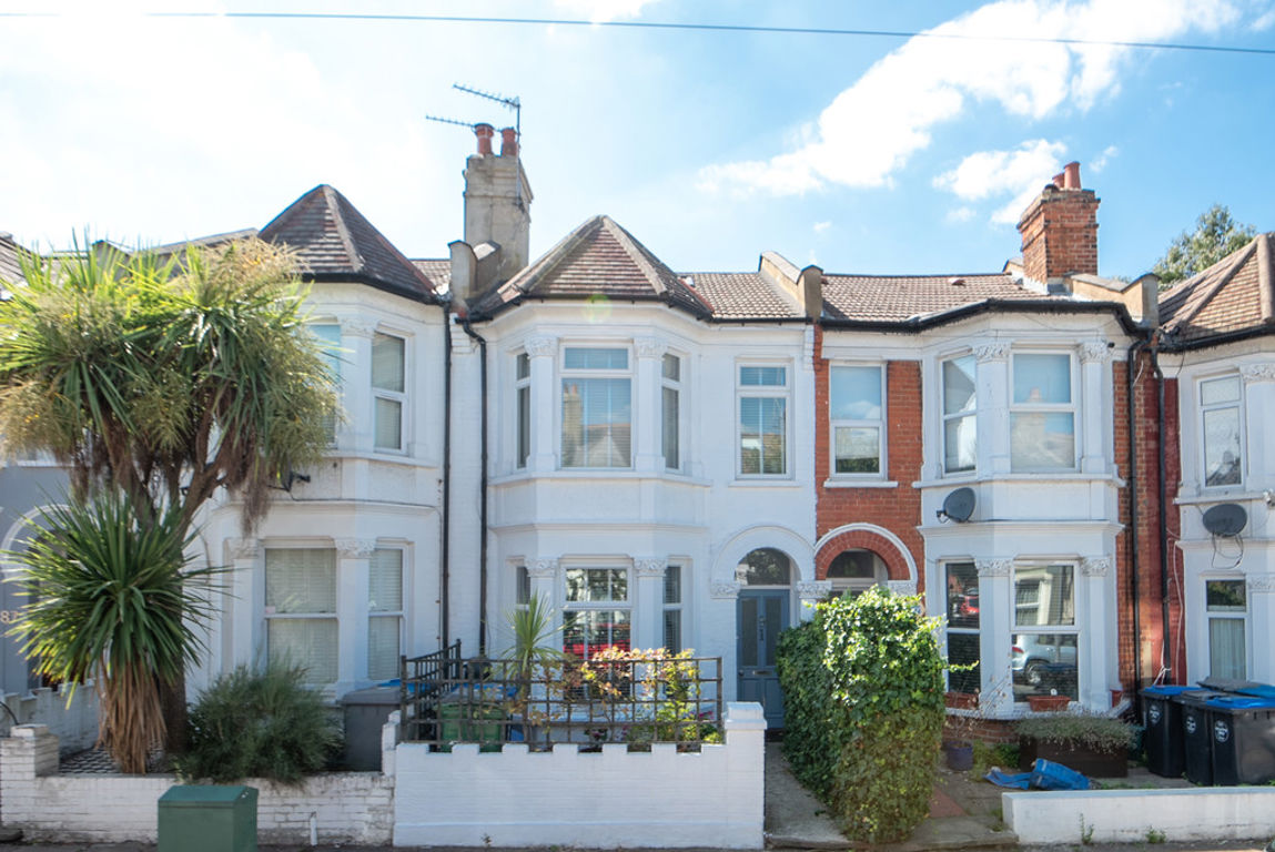 4 bed property in Churchill Road, London
