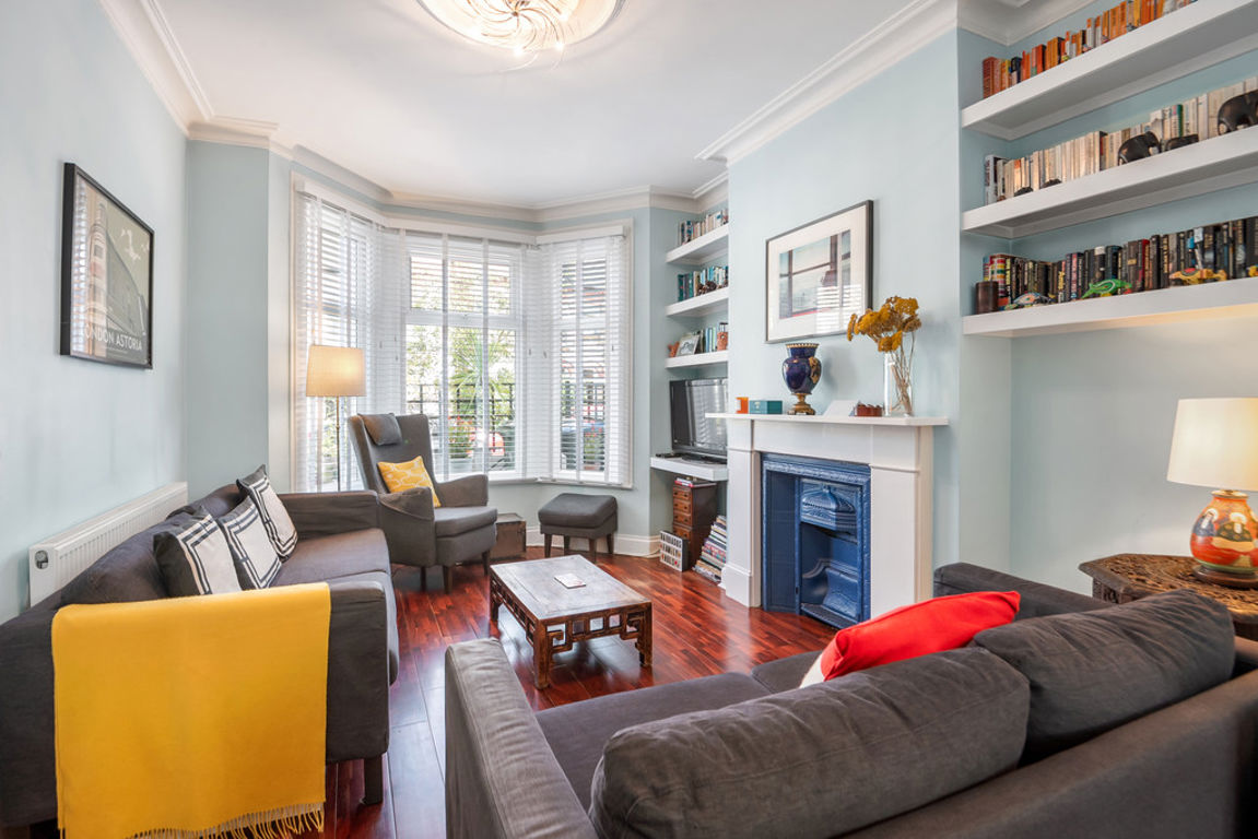 4 bed property in Churchill Road, London
