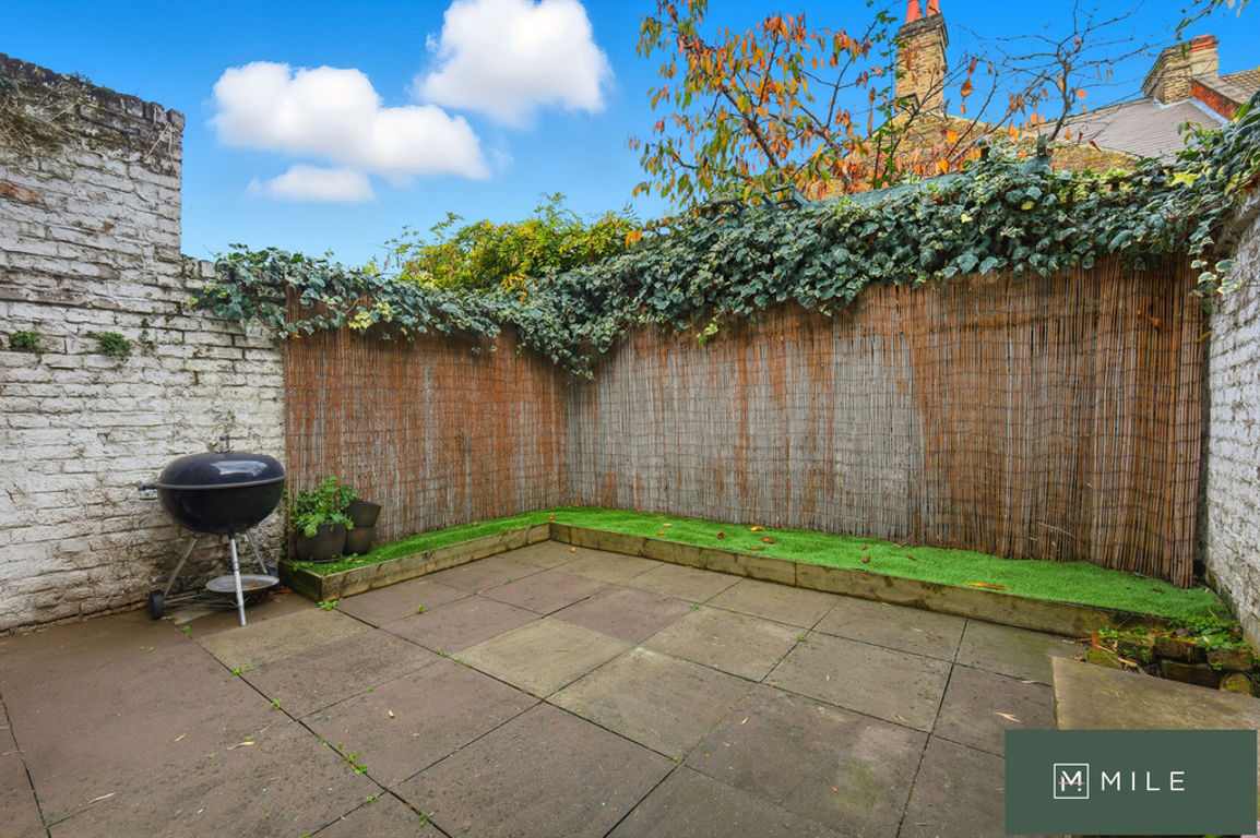 4 bed property in Bolton Road, London