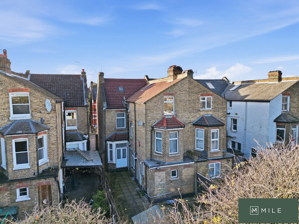 5 bed property in Sellons Avenue, London