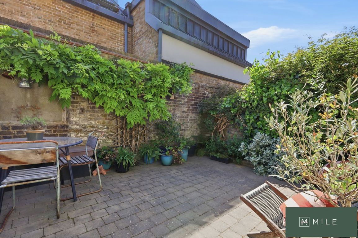 2 bed property in Pember Road, London