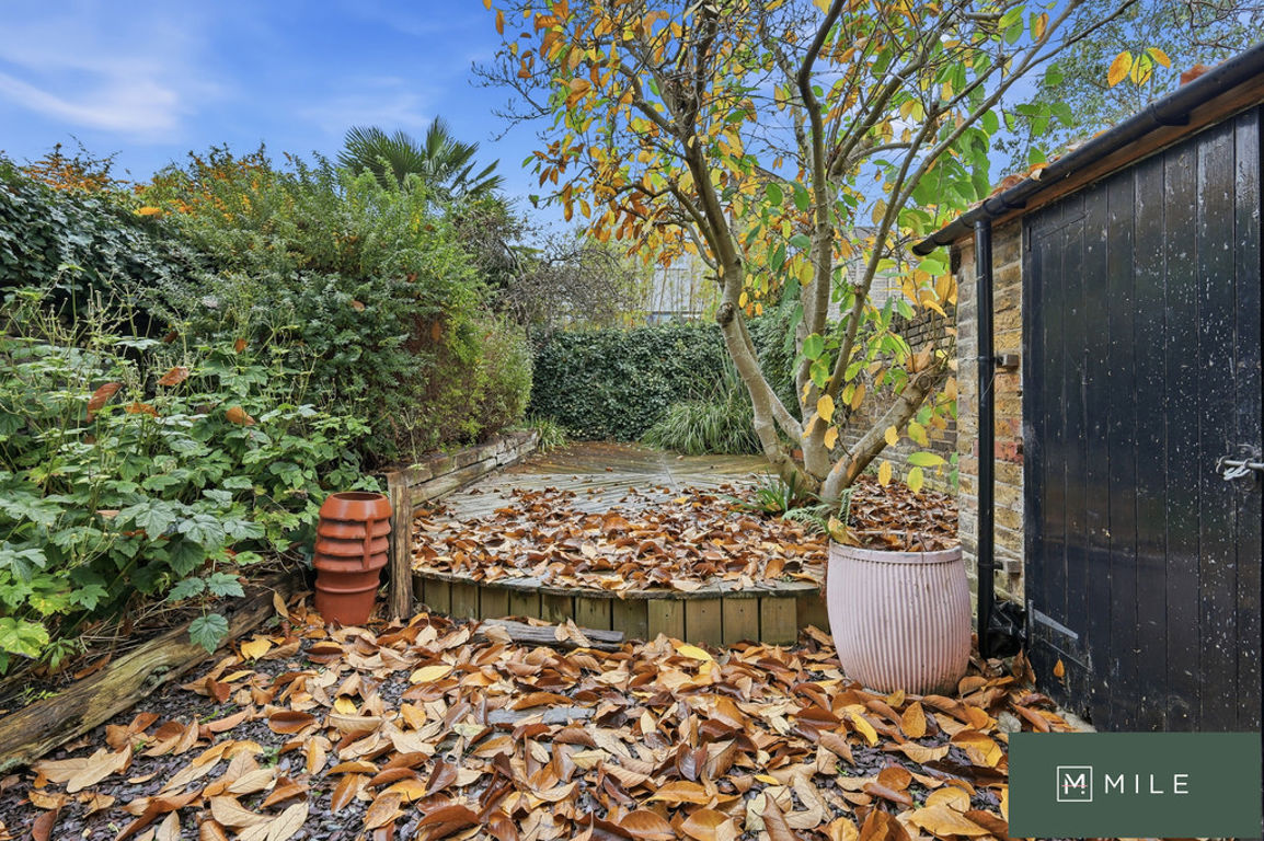 2 bed property in Bathurst Gardens, London