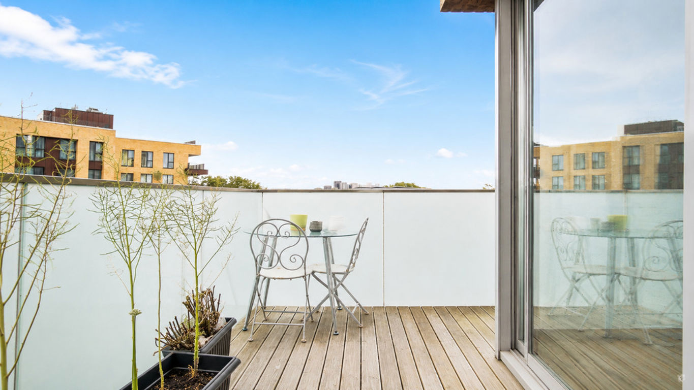 2 bed property in Hilltop Avenue, London