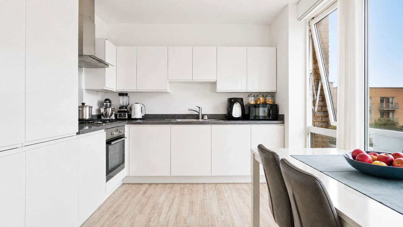 2 bed property in Hilltop Avenue, London