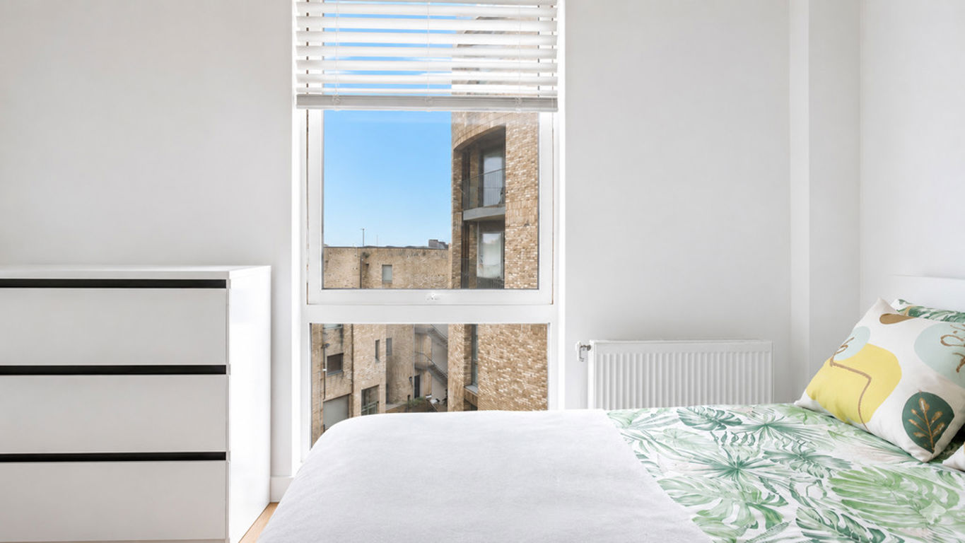 2 bed property in Hilltop Avenue, London