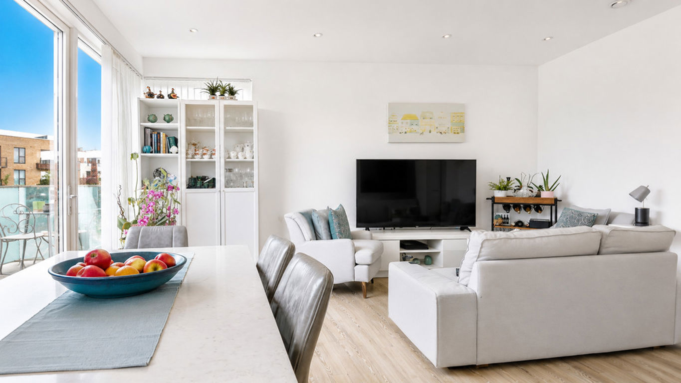 2 bed property in Hilltop Avenue, London