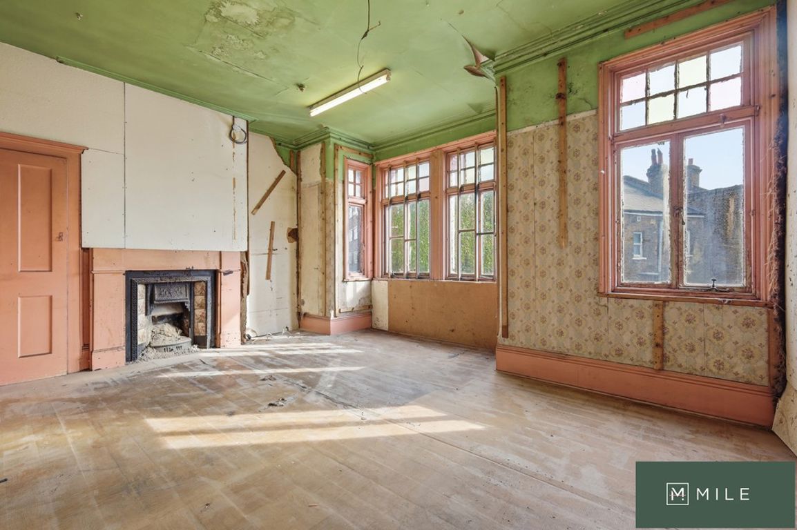 4 bed property in Churchill Road, London