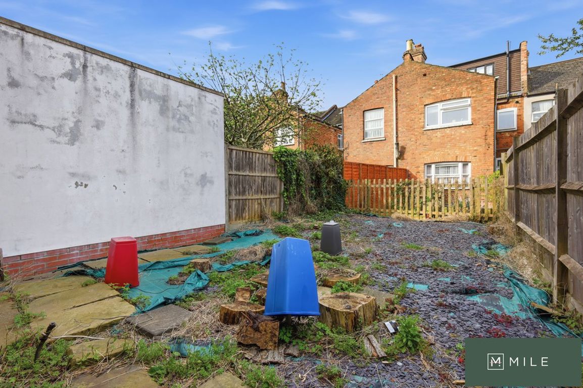 4 bed property in Churchill Road, London