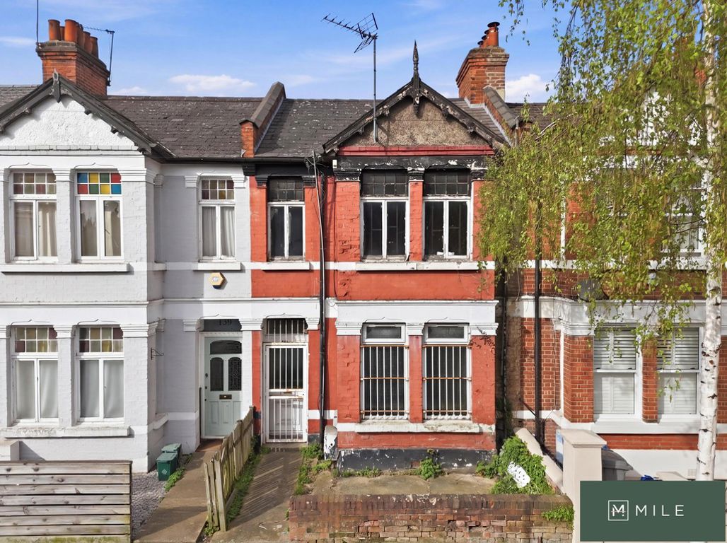 4 bed property in Churchill Road, London