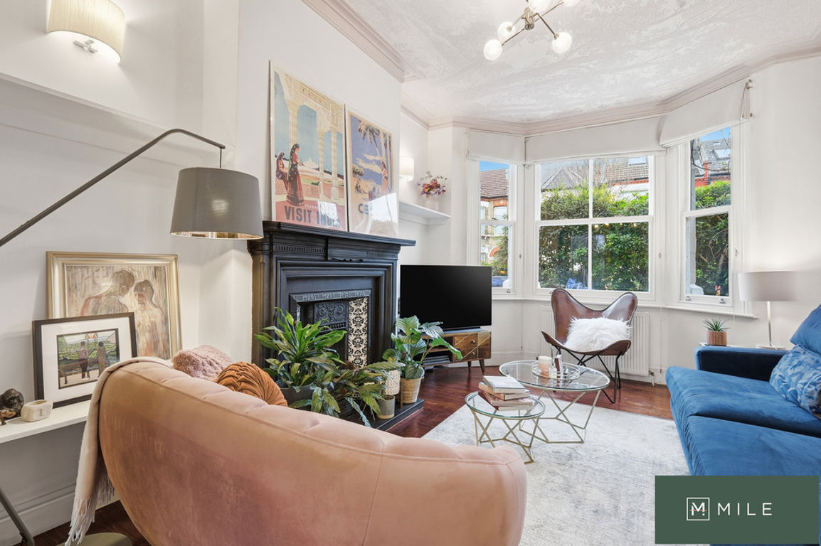 3 bed property in Churchill Road, London