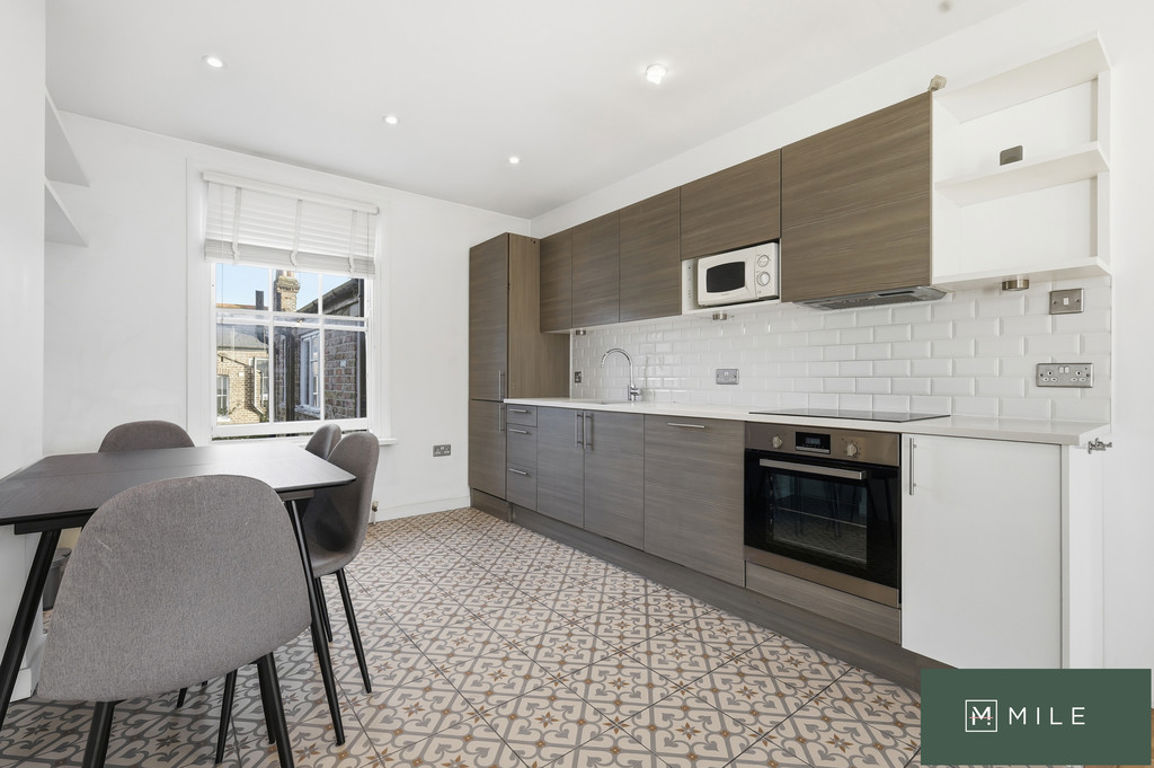 2 bed property in Fifth Avenue, London