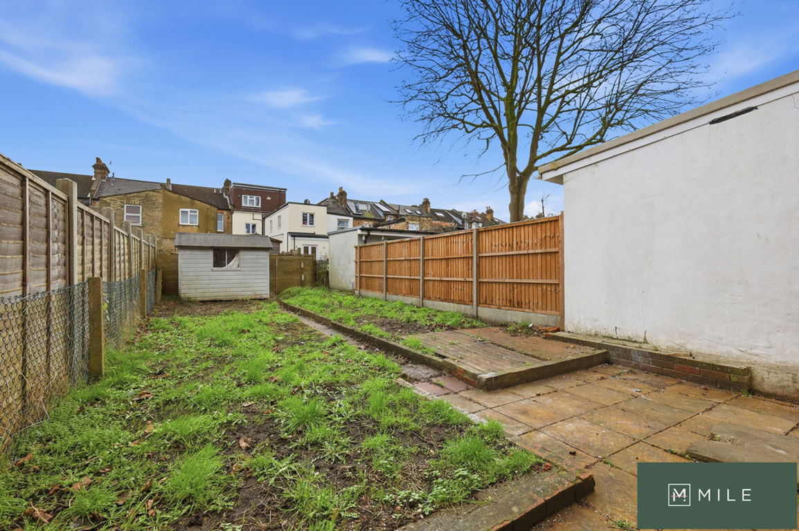 3 bed property in Hazeldean Road, London