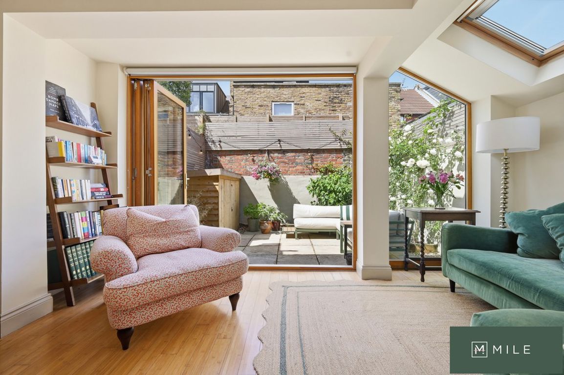 2 bed property in Ravensworth Road, London
